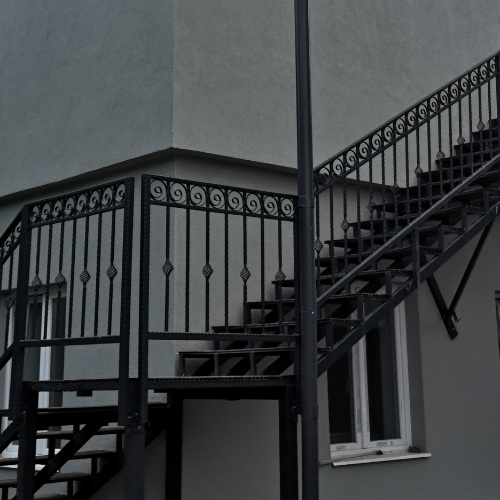 Scară exterioară din oțel pregătită pentru Complexul rezidențial Méhek